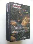 Mankell, Henning / Middelbeek, J. uit het Zweeds. - De man die glimlachte