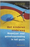 Henk van Dam [Red.] , Marja Bos-Meeuwsen [Red.] - Met kinderen onderweg: wegwijzer voor geloofsopvoeding in het gezin