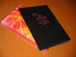 Bueters, Phiip. - Uit de brand. De Geschiedenis van het Sint Janshuis Oudezijds Achterburgwal Amsterdam. [boek in box]