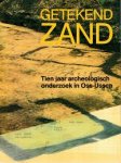 Sanden, W.A.B. van der - Getekend zand. Tien jaar archeologisch onderzoek in Oss-Ussen.