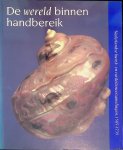 Bergvelt, Ellinoor & Renée Kistemaker (hoofdredactie) - De wereld binnen handbereik: Nederlandse kunst- en rariteitenverzamelingen, 1585-1735
