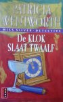 Wentworth , Patricia . [ isbn 9789024534609 ] 1824 - 019 ) Miss Silver Detective . ( De Klok Slaat Twaalf . ) Op oudejaarsavond houdt James Paradine een toespraak voor zijn familie: iemand heeft belangrijke blauwdrukken gestolen en de dader krijgt tot twaalf uur middernacht de tijd te bekennen en -
