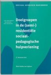 Leo Gualtherie van Weezel ; K. Waaldijk - Doelgroepen in (semi-)residentiele sociaalpedagogische hulpverlening