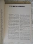 Vincenzo de Michele, curator departement of mineralogy Milan/ voorwoord Sir Frank Claringbull - Minerals, their beauty and structure