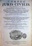 Dionysii Gothofredi , Justinien, Léon, Denys Godefroy, Antonius Anselmo, Jacques Cujas, Joan Blaeu, Lodewijk Elzevier, Daniel Elzevier, Franciscus Hackius - Corpus juris civilis, pandectis Ad Florentinum archetypum expressis, institutionibus, codice et novellis, Addito textu Graeco, ut & in Digestis & Codice, Legibus & Constitutionibus Graecis, cum optimis quibusque Editionibus collatis. Cum notis...