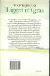 Hermans, Toon .. Het boek telt verscheidene verhalen en beschouwingen over o.a. Koningin Juliana , Charlie Chaplin ,de lach en de glimlach , het apeninstinct en de humor - Liggen in 't gras .. Op zijn eigen, oorspronkelijke en begrijpelijke wijze speelt Toon Hermans met de taal om zijn visie op de wereld en het wereldje, op het geloof, de natuur en de mens, op leven en dood te geven. Geloof, hoop, liefde en humor zijn