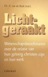 BEEK, A. VAN DE - Lichtgeraakt. Wetenschapsbeoefenaren over de relatie van hun gelovig christen-zijn en hun werk