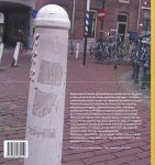 Brunt , Lodewijk . & Kees Tamboer . [ ISBN 9789085065159 ] 3719 ( Gesigneerd door Lodewijk Brunt met een opdrachtje . ) - De Straat op ! ( Paaltjes en poezie in Amsterdam . ) Amsterdammers denken dat Amsterdam de mooiste stad van de wereld is. Maar als je ziet hoe de straten en pleinen erbij liggen.... Schots en scheef staande paaltjes, borden met onbegrijpelijke -