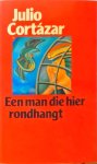 Julio Cortazar - Een man die hier rondhangt