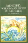 Pierrakos , Eva .  [ isbn 9789020247466 ] 0123 - Pad-Werk . ( Werken aan jezelf of juist niet ? ) Mensen zijn voortdurend op zoek. Hoe ze het ook noemen - naar vervulling streven, God ontdekken, levensproblemen oplossen - hun zoeken wordt gestuurd door één en hetzelfde: het verlangen naar geluk. -