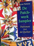 Pieterse , Karin . [ isbn 9789023010166 ]  5117 - De Patchwork Sampler . ( Patronen voor de Quilter. ) Een Sampler is in het quiltjargon een quilt die is samengesteld uit blokken met verschillende patronen. Deze kan een verhaal vertellen, maar ook een willekeurige verzameling zijn. -