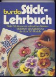 BURG, HELGA (Projektleitung) - Burda Stick-Lehrbuch - Bilder-Stickkurse mit zahlreichen Mustern erleichtern die Ausführung der über 150 Modelle
