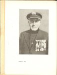 Booy, H. Th de .. met foto van Schipper C. Bot .. Neeltje Jacoba & en Vliesloot - Tusschen mijnen en grondzeeen met zwart wit foto's met kaartje van de gemaakte reddingstochten N.Z.H.R.M. September 1939-mei 1945