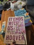 Hoover, Colleen - It ends with us / Nooit meer is de Nederlandse uitgave van It Ends With Us