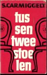 CARMIGGELT Simon(1913 - 1987) groeide op in zijn geboortestad Den Haag in 1932 bij Vooruit, de Haagse editie van het socialistische dagblad Het Volk .. Omslag Helmut Salden - TUSSEN TWEE STOELEN
