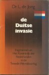 Jong, L. de - De Duitse invasie - fragmenten uit Het Koninkrijk der Nederlanden in de Tweede Wereldoorlog