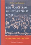 Deursen (Groningen, 23 juni 1931 – Oegstgeest, 21 november 2011), Prof. dr Arie Theodorus van - Een hoeksteen in het verzuild bestel - De Vrije Universiteit 1880-2005 -    De Vrije Universiteit begin in 1880 met vijf professoren en evenveel studenten. Naast de openbare universiteiten sloeg ze een vreemd figuur.