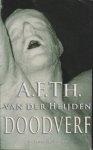 Heijden (Geldrop, 15 oktober 1951), Adrianus Franciscus Theodorus (Adri) van der - Doodverf - Een beeldhouwer tast met zijn plastieken de grenzen van het hyperrealisme af. Hij wikkelt levende modellen in elastisch gipsverband, en legt in het stollende harnas hun ultieme pose vast tot het een keer misgaat. Uit zijn cyclus De tandelo