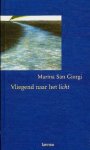Giorgi , Marina San . [ isbn 9789020937626 ] 2418 - Gedichten ) Vliegend  naar  het  Licht .( Psychologische gedichten . ) Marina san Giorgi heeft vijf jaar lang gevochten voor het leven en voor een groeiende aanvaarding van de dood. In die periode heeft ze honderden teksten en gedichten geschreven. -