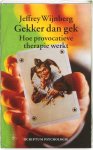 Wijnberg, J.  [ isbn 9789055943395 ] ( Gesigneerd door de auteur . ) - Gekker dan Gek . ( Hoe provocatieve therapie werkt . ) Psycholoog Jeffrey Wijnberg zet de traditionele hulpverlening op zijn kop en houdt een vurig pleidooi voor beter, krachtiger en directer contact tussen therapeut en patiënt, oftewel: -