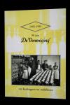 Hoogland, Martien - 1905-1995 90 jaar 'De Vereeniging' van kaaskoppen tot melkflessen (2 foto's)