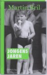 Bril , Martin . [ isbn 9789044612653 ] - Jongensjaren . ( Bundel met korte verhalen, op een na eerder elders gepubliceerd, meestal als column in de Volkskrant. De verhalen spelen zich af in de jaren zestig en zeventig, de jeugdjaren van de auteur (1959-2009). In zijn eigen kenmerkende -