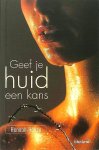 Hakze , Hannah . [ isbn 9789021584522 ]  3417 - Geef je Huid een Kans. ( Is mijn huid wel gezond? Hoe blijft mijn huid jong en vitaal? Deze vragen stelt iedereen zich weleens. Een mooie, gezonde huid is een waardevol, maar ook kwetsbaar bezit. Maar wie zijn of haar huid op de juiste manier -