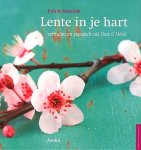 Kaniok, Erich . [ isbn 9789056702489 ] 1022 - Lente in je Hart . ( Verhalen en parabels uit Oost en West . )Lente is ontdooien – wat bevroren en star is, wordt zacht en begint te stromen. Lang gekoesterde overtuigingen smelten, vastgehouden gedachten, gestolde emoties lossen op. -