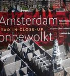 Elenbaas, Peter; Berends, Lambiek - Amsterdam onbewolkt. Stad in close-up.
