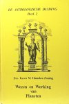 Hamaker - Zondag , Drs . Karen M . [ isbn 9789063780487 ] 2319 - De Astrologische Duiding . Deel 2 ( Wezen en Werking van Planeten . ) De planeten in de tekens worden zeer gedetailleerd besproken en per element gerangschikt, waarbij de nadruk wordt gelegd op hoe de psychische inhouden van de planeten in de -