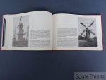 Verpaalen, John. - Verdwenen Belgische windmolens in oude prentkaarten. Moulins à vent belges disparus en cartes postales anciennes. [+ originele brief en twee kaartjes van de auteur.]