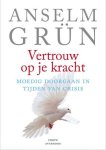 Grün , Anselm . [ isbn 9789079956074 ] - Vertrouw op je Kracht . ( Moedig doorgaan in tijden van crisis . ) Crises horen bij het leven. Ze kunnen je in elke levensfase treffen en je confronteren met je diepste zorgen en angsten. Veel mensen verliezen de moed en hun vertrouwen in het werk.