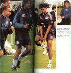 Harris, Harry   Vertaling Jos Webbink  met  mooie illustraties - Ruud Gullit - Het Chelsea dagboek  ..   Een boek voor voetbal- en sporttrainers, sportjournalisten en sportmanagers, voetballers en supporters en voor ieder die het voetbal en warm hart toedraagt. Een dagboek over het Chelsea- seizoen beginnend met d
