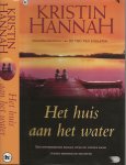 Hannah, Kristen   Vertaling door Ellen Segeren .. Omslagontwerp Julie Bergen - Het huis aan het water .. Een ontroerende roman over de unieke band tussen moeder en dochter.