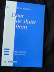 Vries, S. de - Door de sluier heen - hoe God zich laat kennen