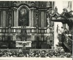 BASTIAANSE, Arthur. - Volksschrijver Gerard Reve spreekt aanwezigen toe in de Mozes en Aaronkerk te Amsterdam.