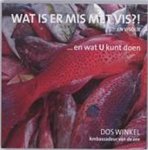 Winkel , Dos . ( Ambassadeur van de Zee . ) [ ISBN 9789038918570 ] - Wat  is  er  Mis  met  Vis ? !  En  Visolie . ( ... En wat kunt u doen ? ) Vandaag krijgen we als consument overal te horen dat we regelmatig vis en visolie moeten consumeren. Dat zou ons behoeden voor allerlei allergieën, maag- en darmproblemen, -