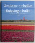 Karel van der Bent - Genieten van de bollen; Enjoying the bulbs. Betoverende foto's; Stunning pictures and surprising texts
