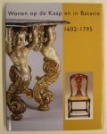 GEIJN - VERHOEVEN, MONIQUE VAN DE. ELIENS, T.M. (RED.) - Wonen op de Kaap en in Batavia 1602-1795.