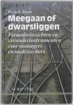 P. de Roode - Meegaan of dwarsliggen