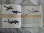 Christopher Chant ; illustrations by John Batchelor. - A century of triumph : the history of aviation