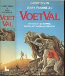Niven, Larry en Jerry Pournelle .. Vertaling : Felix Thijssen .. Omslagontwerp : Karel van Laar - Voetval Invasie uit de ruimte: zo zou het kunnen gebeuren
