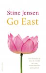 Stine Jensen 58042 - Go east een filosoof reist door de wereld van yoga, mindfulnes en spiritualiteit