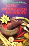 Sudewo , Raden Suwondo . [ isbn 9789021514154 ] 3818 - Klein Indonesisch Kookboek . ( Dit boek wijst u de weg in de Indonesische keuken, die lang niet zo ingewikkeld is als zij vaak lijkt. Duidelijke recepten gekoppeld aan informatie over specerijen en andere specifieke ingrediënten, èn schema's die -
