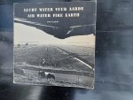 Elders, Fons (tekst); Meino Zeillemaker, Ed van der Elsken, Pieter Boersma (fotografie); Josje Pollmann (layout) - Lucht Water Vuur Aarde/Air Water Fire Earth. Experimenteel landschapsproject 'Zeevang'/Experimental landscape project 'Zeevang' Elders, Fons (tekst); Meino Zeillemaker, Ed van der Elsken, Pieter Boersma (fotografie); Josje Pollmann (layout) - Lucht Water Vuur Aarde/Air Water Fire Earth. Experimenteel landschapsproject 'Zeevang'/Experimental landscape project 'Zeevang'