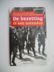Barnouw, David - De bezetting in een notendop / alles wat je altijd wilde weten over Nederland in de Tweede Wereldoorlog