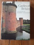 Gascoigne, Christina;  Gascoigne, Bamber  - Castles of Britain. With 175 plates 14, in colour and 3 maps