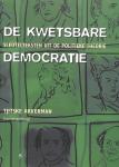 Akkerman , Theo . [ isbn 9789055892365 ] 0822 - De Kwetsbare Democratie . (  Sleutelteksten uit de politieke theorie . ) Dit boek geeft een beeld van de geschiedenis van het denken over politiek in het algemeen en over democratie in het bijzonder. Dat beeld wordt opgebouwd aan de hand van -