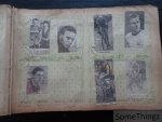 Anon. - Scrapbook / verzamelalbum / oud postkaartenalbum met talrijke krantenknipsels van wielrenners (jaren '40-'50-'60).