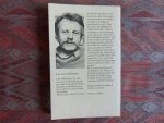 Holsbergen, J.W. [ ! GESIGNEERD ]. - Tussen Melk en Bitter. --- 1e druk, 1978. Paperback. In goede staat. 136 pp. Op het 1e titelblad een opdracht van de schrijver met zijn signatuur en de plaats/datum: Amsterdam 9-8-79.